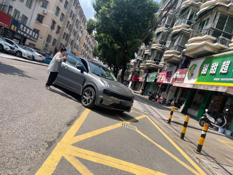 新佳苑小区门口店面房，汽修店隔